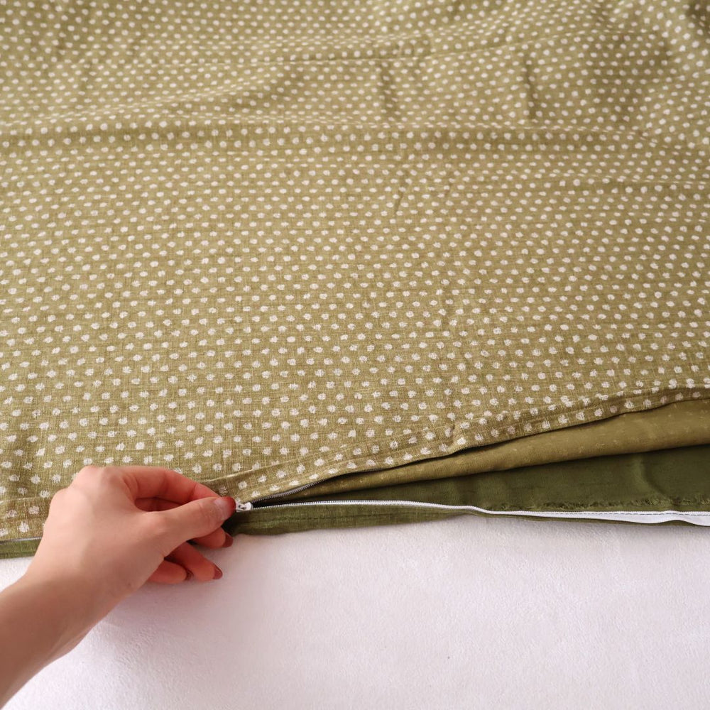 
                      
                        ファスナータイプ。定番はカバーの横側にお付けします。裏面中央に変更する事も可能です。
                      
                    