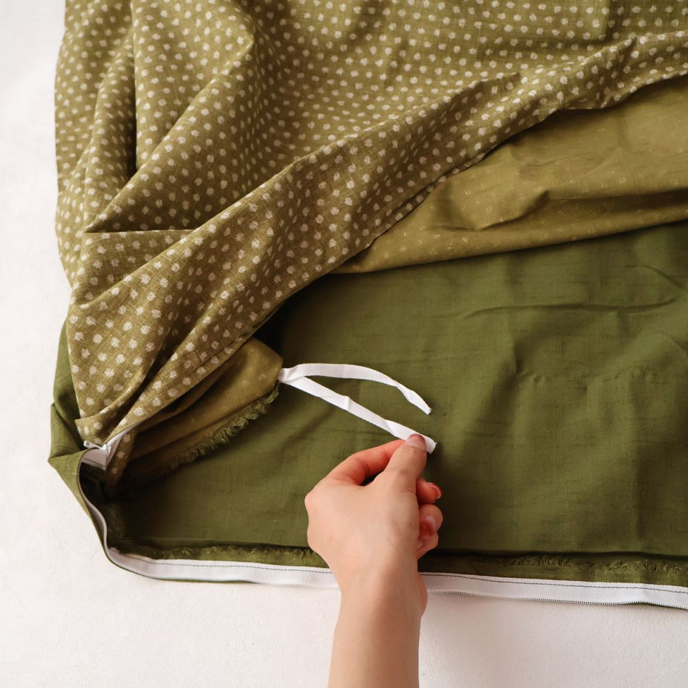 
                      
                        こたつカバーの内側の四隅には、ずれ防止の紐がついています。

                      
                    