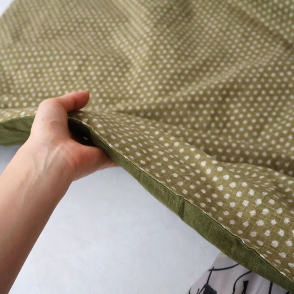 
                      
                        カバー装着後。リバーシブルデザイン｜表：あられグリーン 裏：翁苔
                      
                    