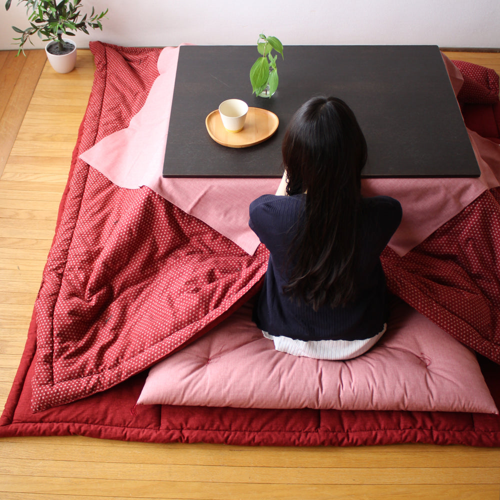 
                      
                        掛け布団：あられ赤、サロン・長座布団：35．薔薇
                      
                    