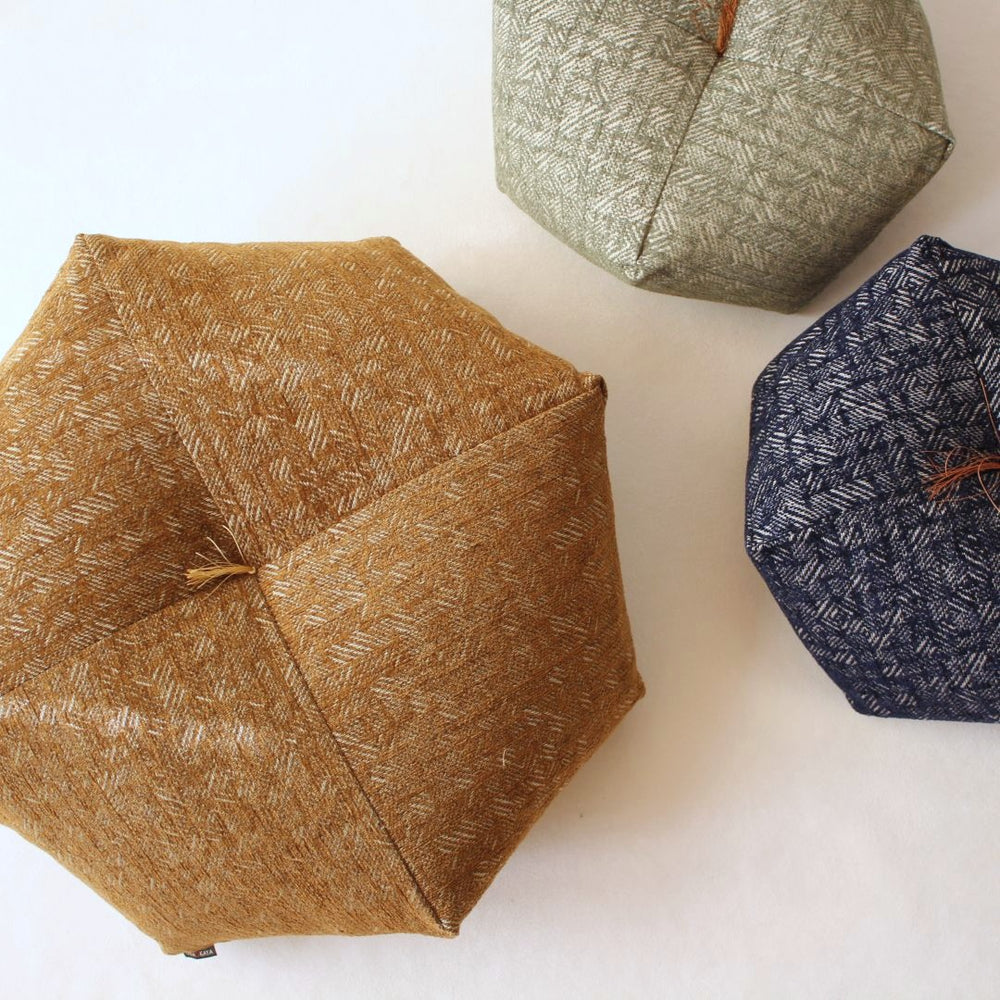 
                      
                        左下：セッティM bran（ブラン）、中央上：おじゃみ座布団M vert（ヴェルト）、右：おじゃみ座布団M marin
                      
                    